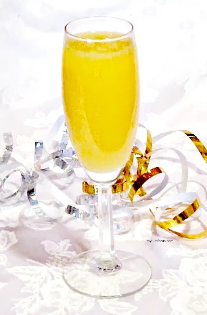mimosa recipe with grand marnier in a champagne glasss