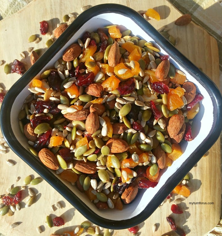 Homemade trail mix, healthy trail mix