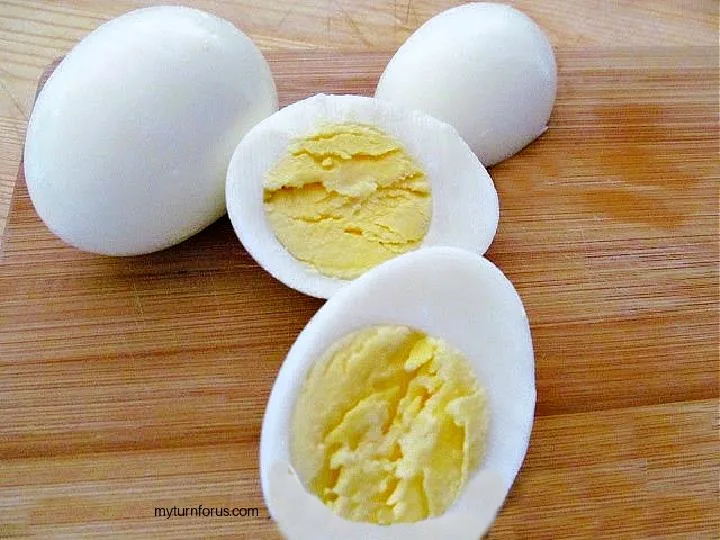 perfectly hard boiled egg, why does eggs turn green