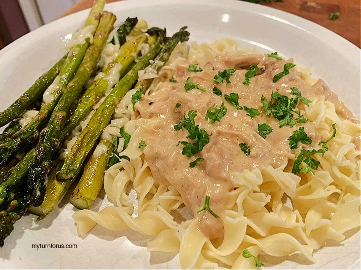 chicken stroganoff with asparagus