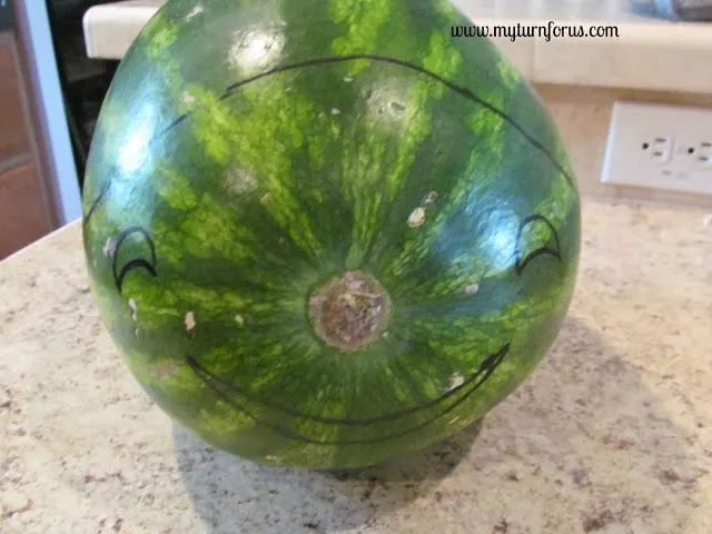carving melons, watermelon decorations, lines on a watermelon to carve