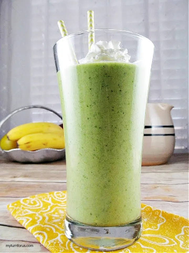 super green smoothie in a glass