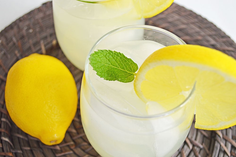 easy whiskey drink with lemonade