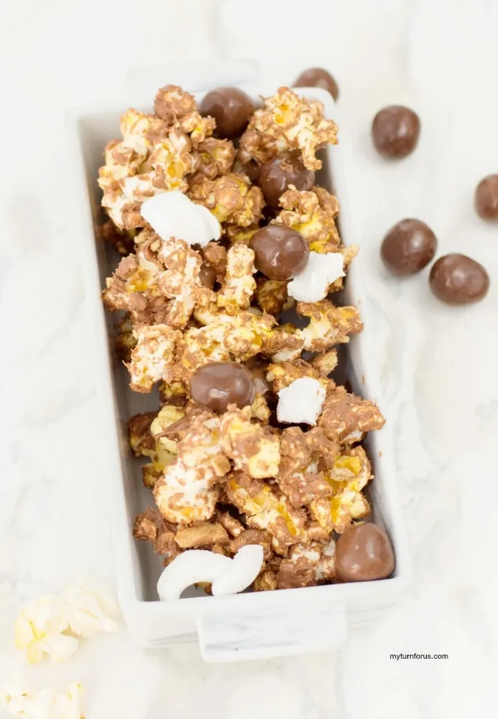 s'mores popcorn, chocolate covered popcorn, chocolate marshmallow popcorn. S'mores Popcorn