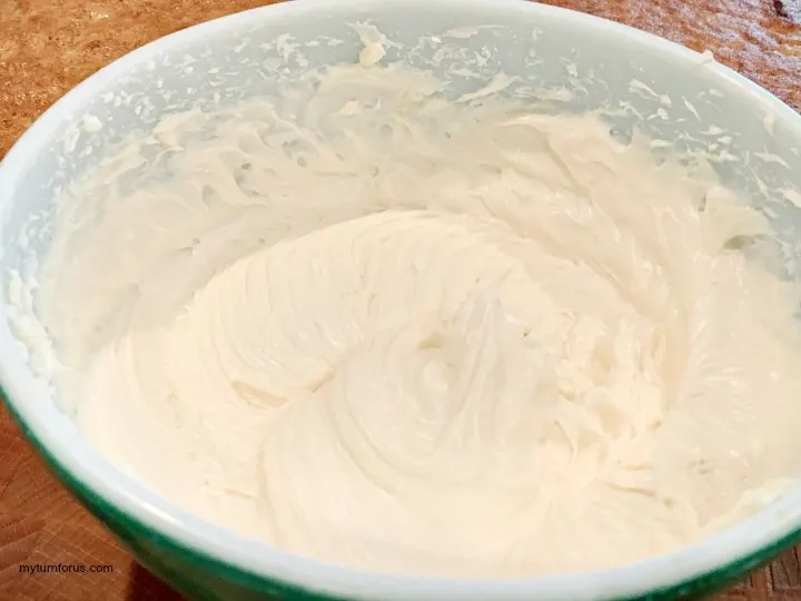  cream cheese frosting recipe, cream cheese frosting in a bowl