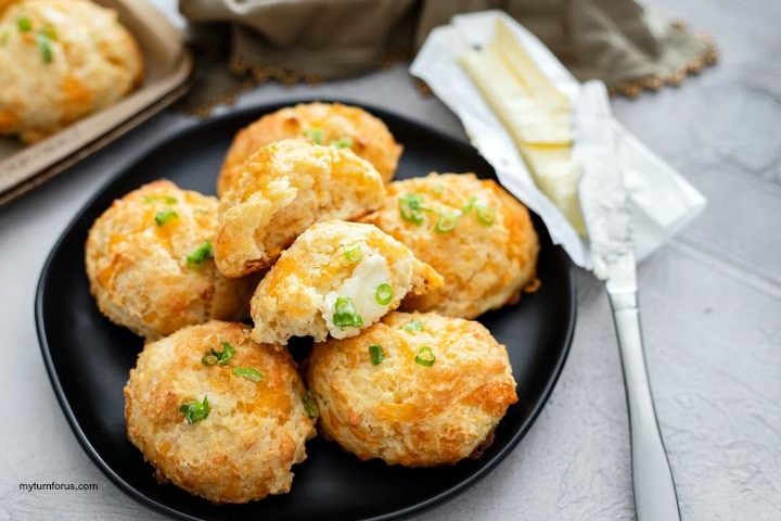 cheesy garlic biscuits