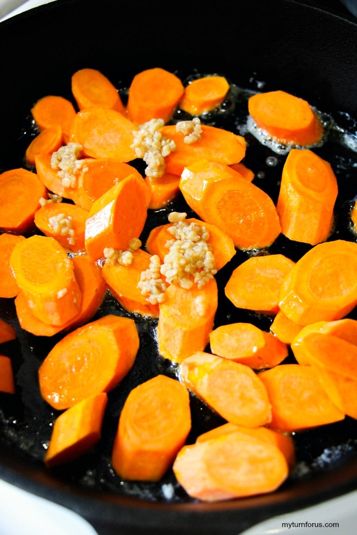 garlic and slices of carrots