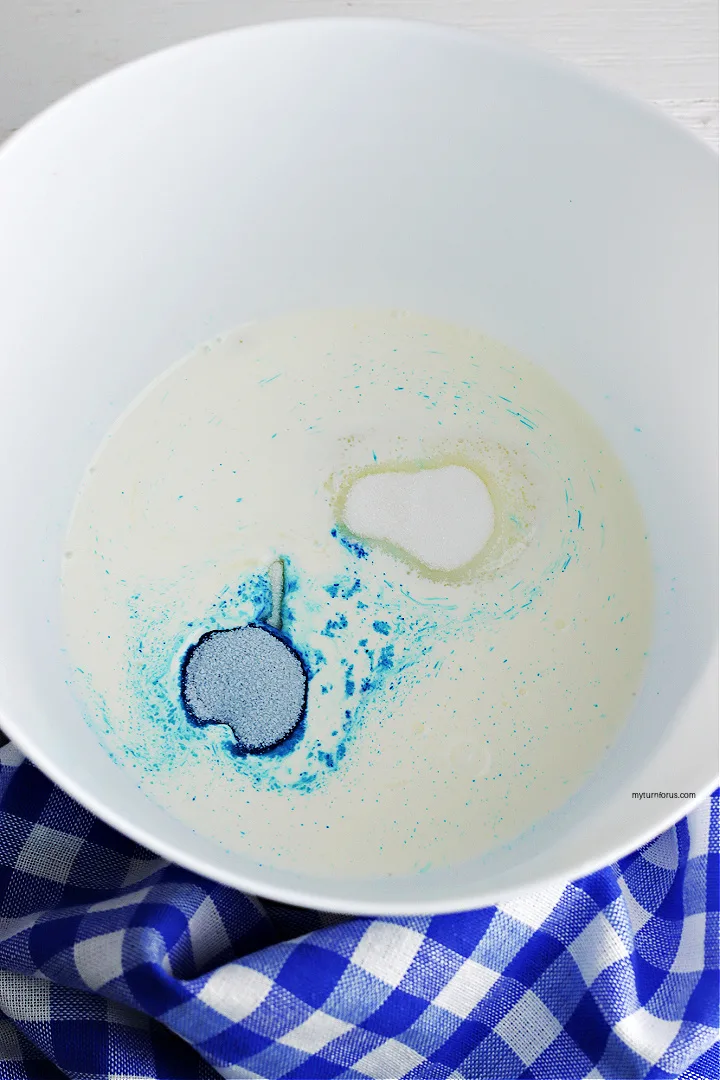 Whipping Cream, blue powder and sugar