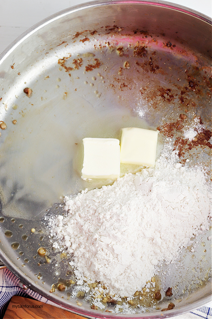 Making country gravy in skillet