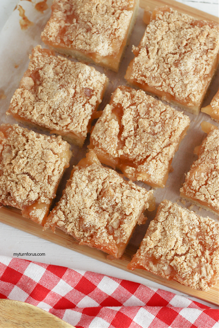 apple pie bars with streusel topping