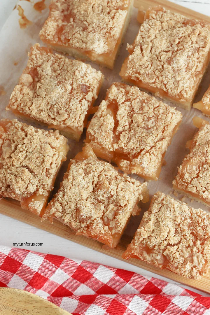 apple pie bars with streusel topping