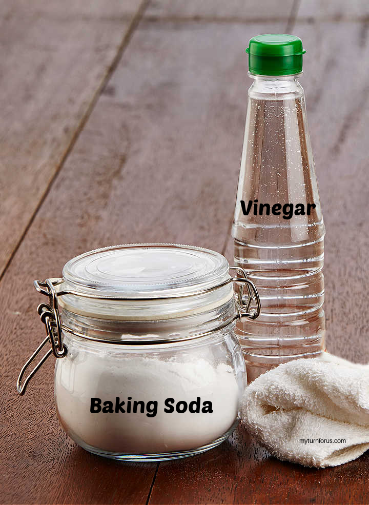 Cleaning product made by mixing baking soda with vinegar and lemon to clean oven 