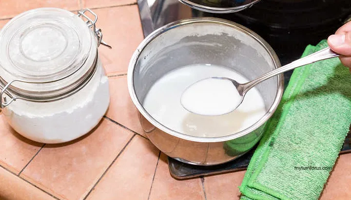 mixing vinegar and baking soda cleaner