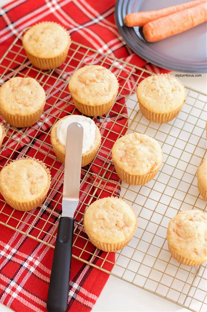 frosting muffins