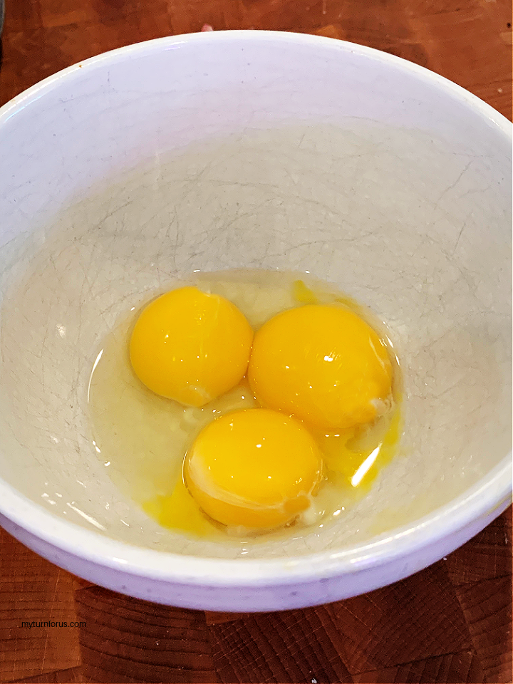 egg yolks for hollandaise sauce