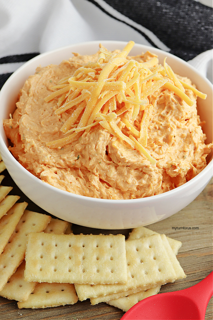 gluten free cold buffalo chicken dip with crackers