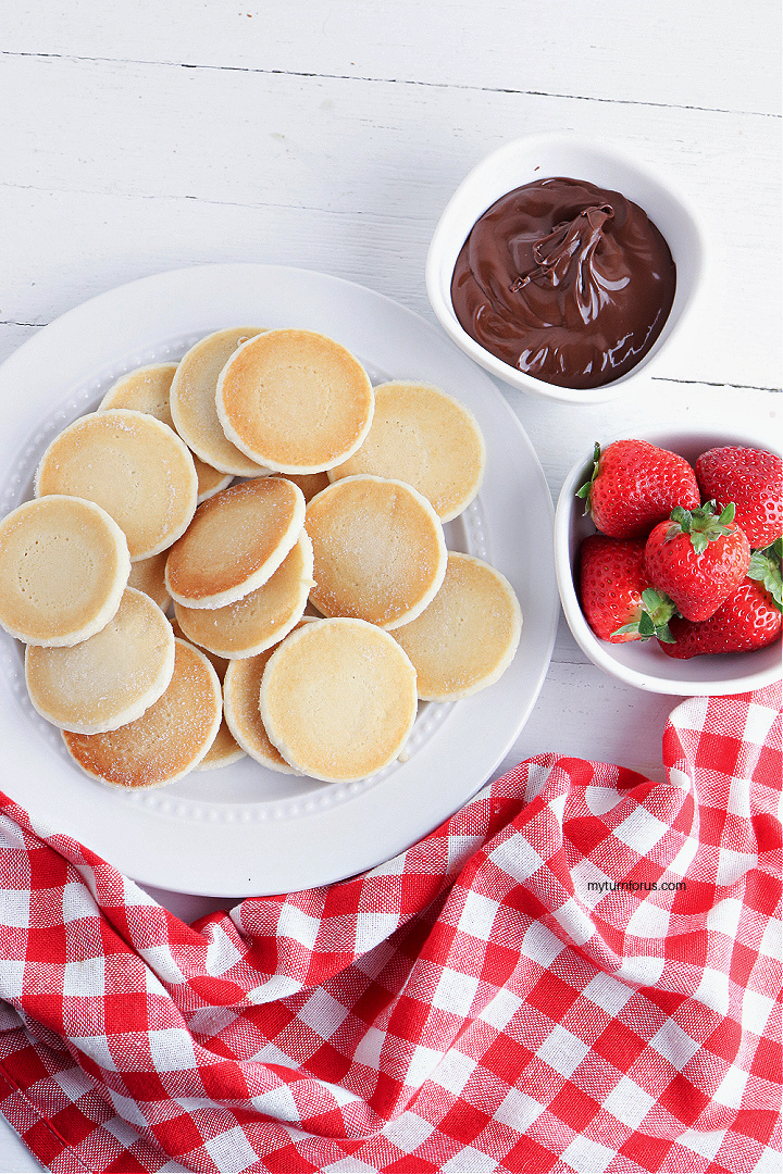 mini pancakes, nutella and strawberries