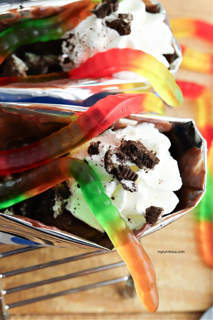 Oreos on dirt and worms pudding