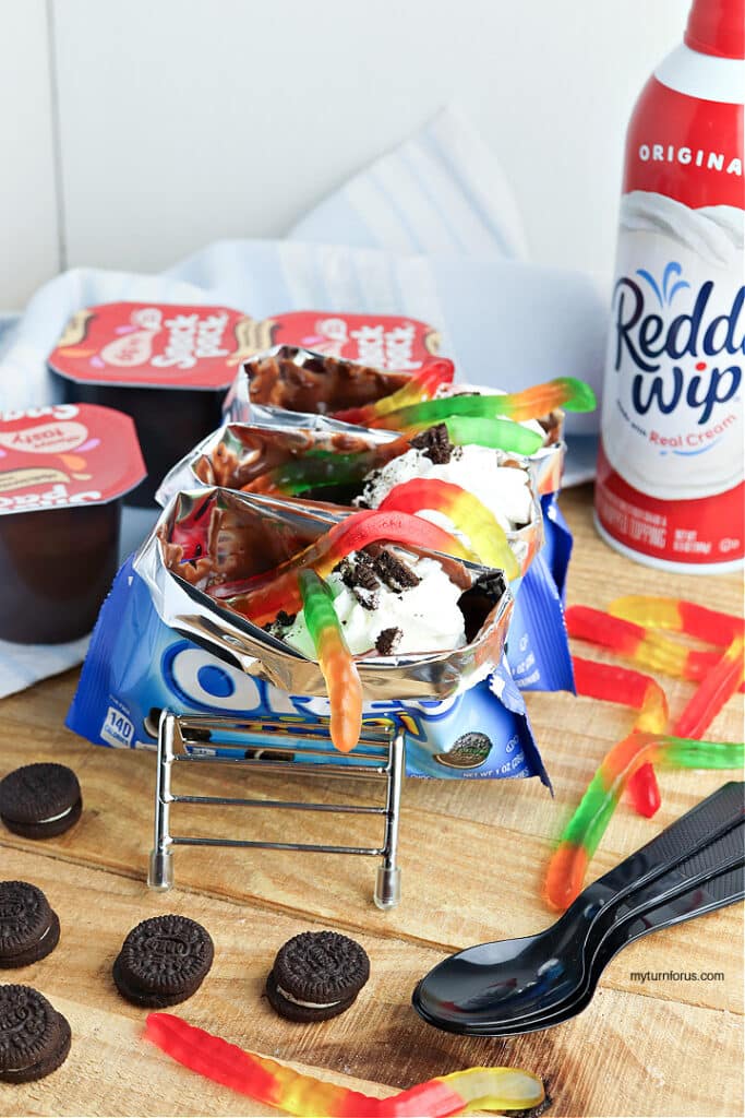 Walking dirt and worms pudding