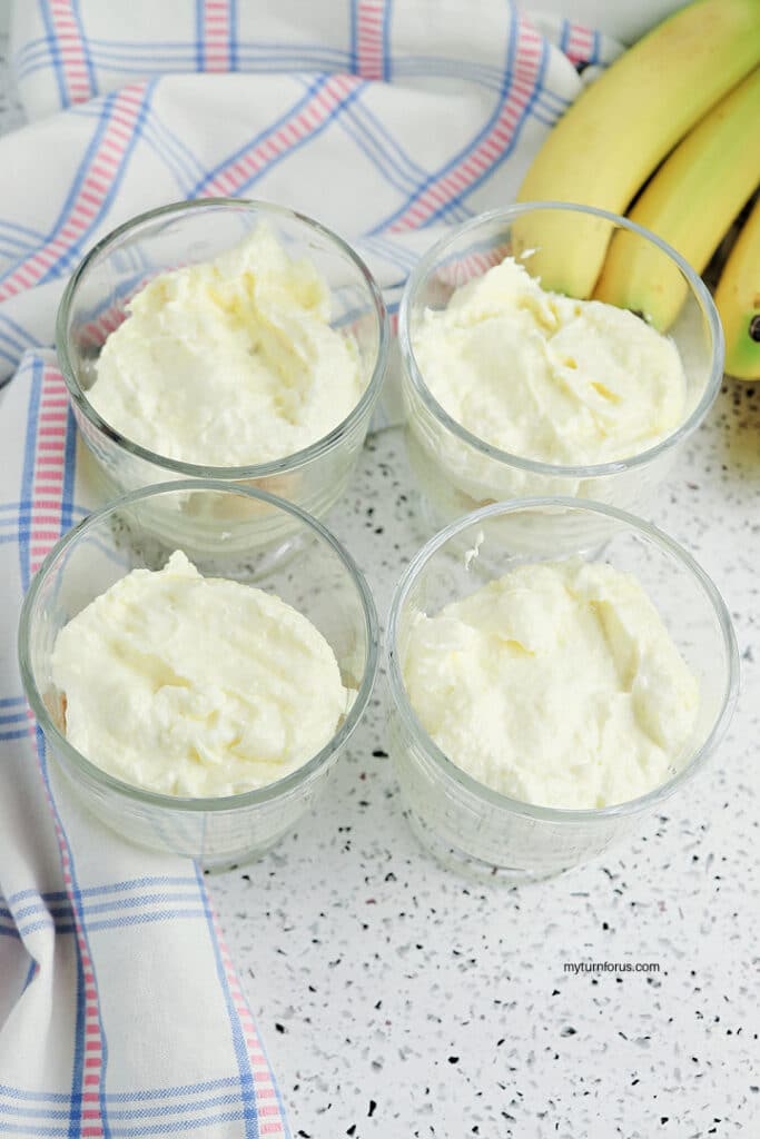 Top with a layer of pudding mixture