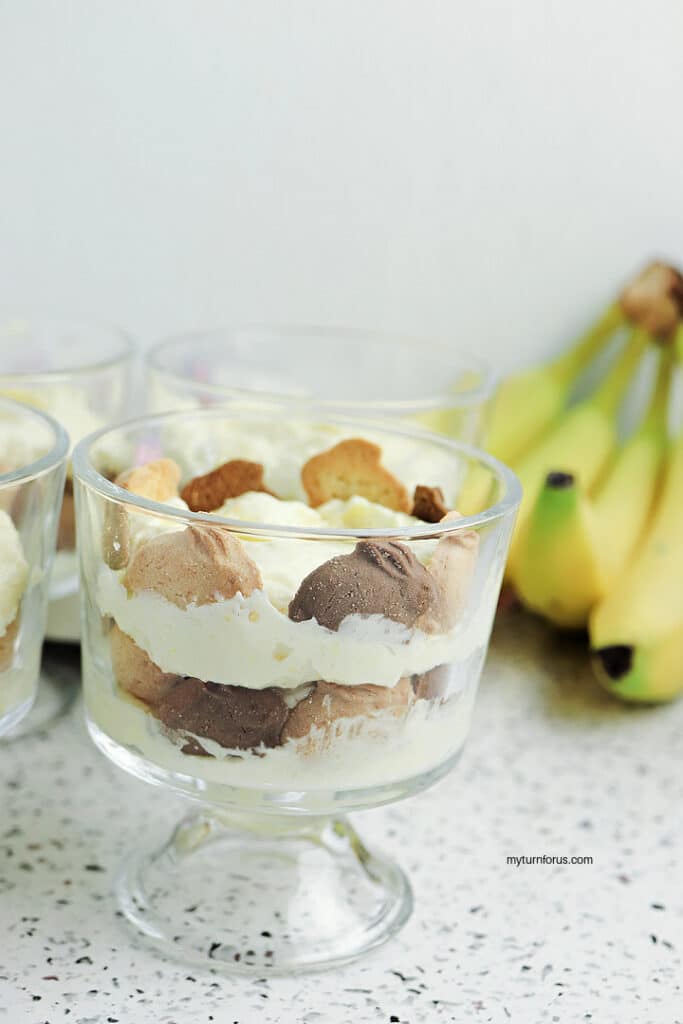 second layer of cookies on banana pudding